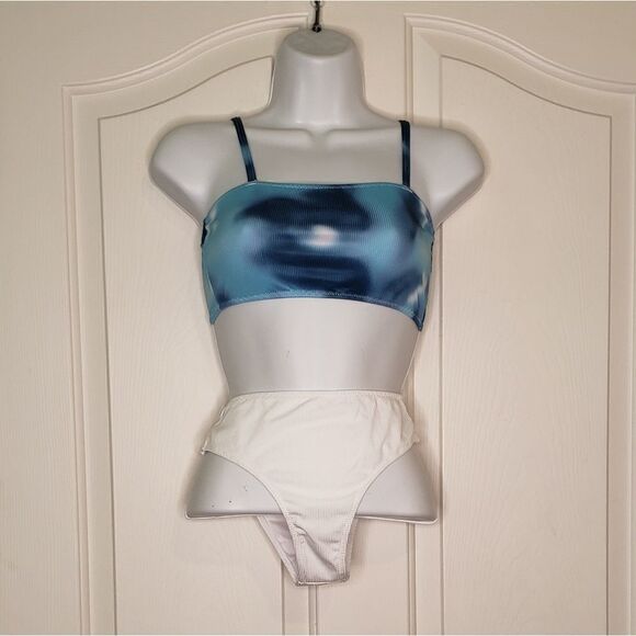 Bikini   - Picture 2 of 5